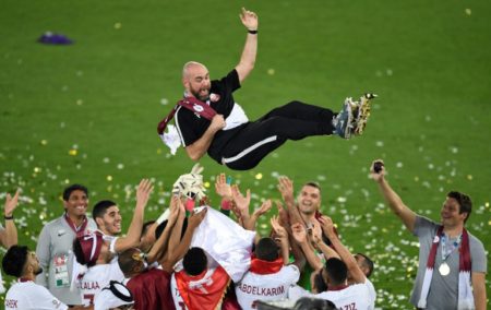Félix Sánchez Bas (C), es lanzado al aire por sus jugadores durante la celebración de la Copa de Asia