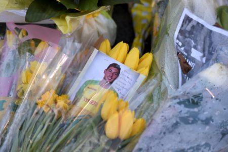 Flores en memoria del exdelantero argentino Emiliano Sala frente al estadio del FC Nantes