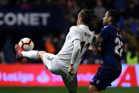 Gareth Bale trata de controlar un balón ante el acoso de Antonio Luna