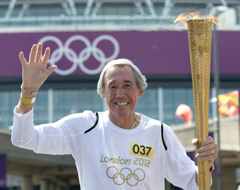 Gordon Banks lleva la llama olímpica al estadio de Wembley en Londres 2012