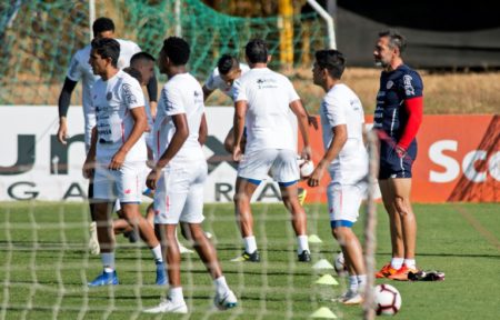 Gustavo Matosas (D), dirige un entrenamiento de la selección de Costa Rica