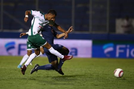 Platense dio la sorpresa en el Nacional al quitarle el invicto a Motagua. Foto Diez