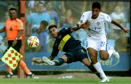 Julio Buffarini (I), de Boca Juniors, pelea un balón con Fabrizio Angileri (D), de Godoy Cruz
