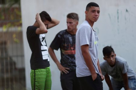 Juveniles del Flamengo desconsolados tras el incendio