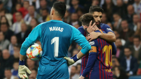 Keylor Navas se lamenta despu♪0s de un gol del Barcelona. Foto Reuters