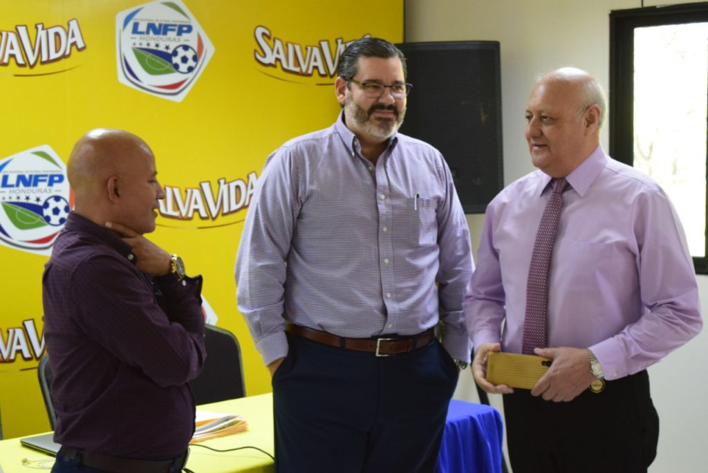 Roque Pascua junto a Salomón Galindo conversan durante la elección de la nueva directiva de la liga. Foto LNFP