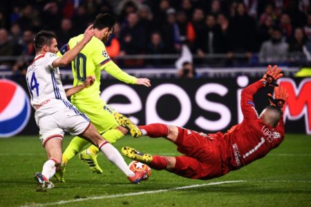Lionel Messi se enfrenta al portero portugués del Lyon, Anthony Lopes. Foto AFP