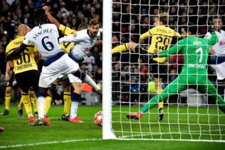 Llorente (c) del Tottenham anota el 3-0 contra el Borussia Dortmund
