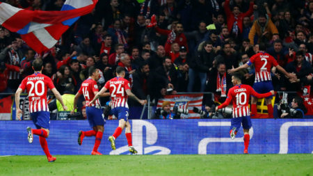 Los jugadores del Atlético celebran uno de los goles. Foto Reuters