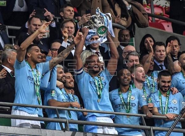 Los jugadores del Manchester City celebran su triunfo en la final que ganaron en Wembley al Chelsea FC. EFE