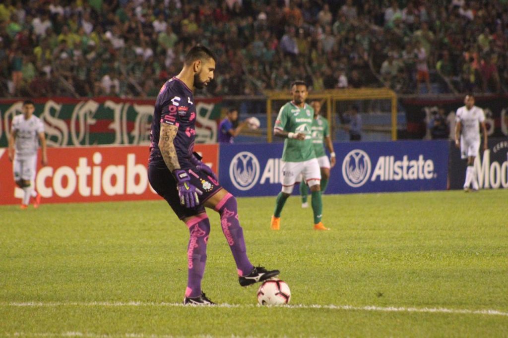 Jonathan Orozco controla el balón ante la mirada de Carlos Discua. Foto HSI/Karla López