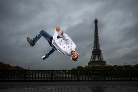 Sofiane, o B-boy Soso, del grupo Melting Force hace una figura enfrente de la Torre Eiffel