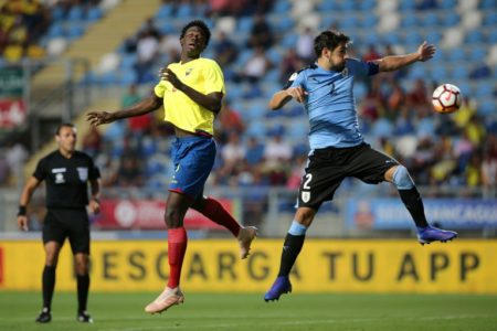 ackson Porozo (I), de Ecuador, disputa un balón con Bruno Méndez (D), de Uruguay