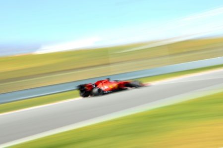 Leclerc rueda en su bólido de Ferrari en unos entrenamientos de pretemporada de Fórmula 1. Foto AFP