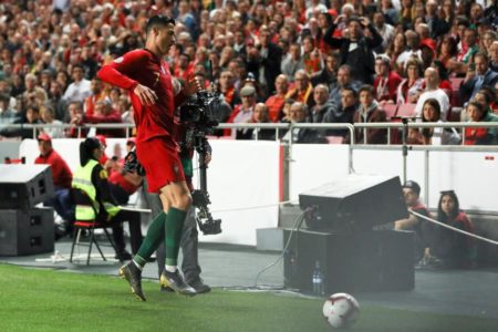 Cristiano Ronaldo aparentemente se tironeó la pierna izquierda. Foto AP