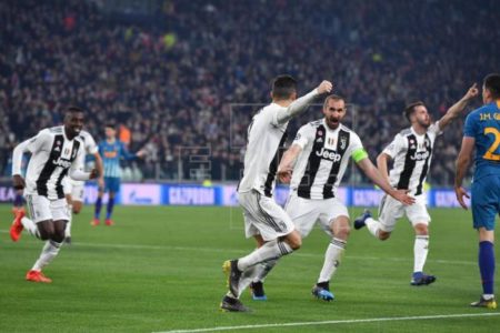 Cristiano Ronaldo (c) de Juventus celebra con sus compañeros luego de anotar un gol