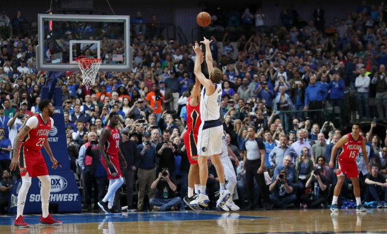 Dirk Nowitzki lanza el balón con que anotó la canasta que le sitúa como el sexto mayor anotador de la historia de la NBA