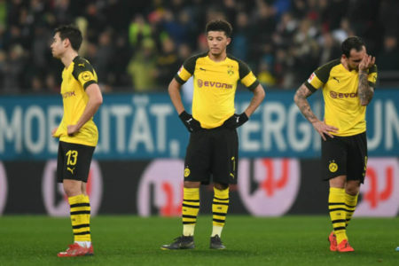 El Dortmund perdió 2-1 frente al Augsburgo. AFP