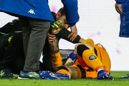 El Nápoles explicó en las redes sociales la situación del jugador: "Ospina tuvo una crisis hipotensiva por un golpe. Foto AFP