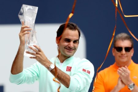 El suizo Roger Federer celebra su triunfo sobre el estadounidense John Isner
