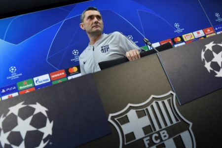 Ernesto Valverde llega a la rueda de prensa que dio en la ciudad deportiva del FC Barcelona