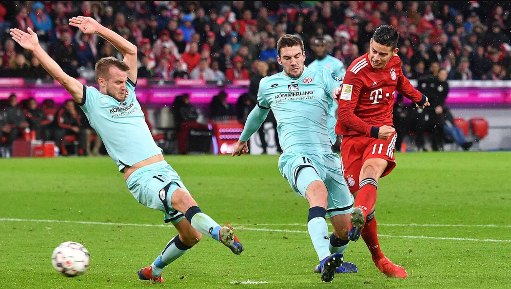 James guía al Bayern a una goleada para mantenerse al tope