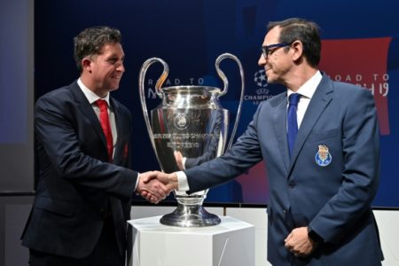 Fernando Gomes (D) le da la mano al embajador del club de fútbol inglés Liverpool, Robbie Fowler