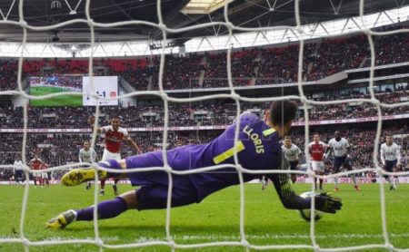 Hugo Lloris (I) detiene un penalti en los últimos minutos al Arsenal