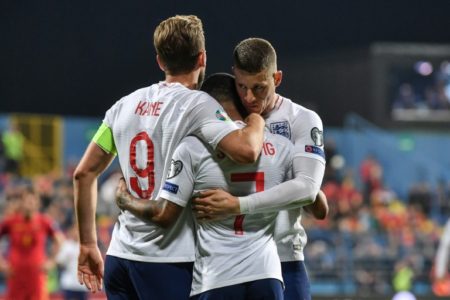 Inglaterra festeja el gol de Raheem Sterling (C), que selló el 5-0 en campo de Montenegro