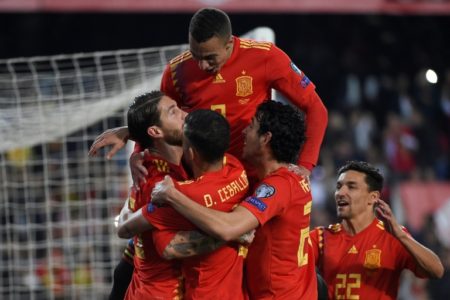 Jugadores de España acuden a abrazar a Sergio Ramos (izq) por el gol de la victoria ante Noruega