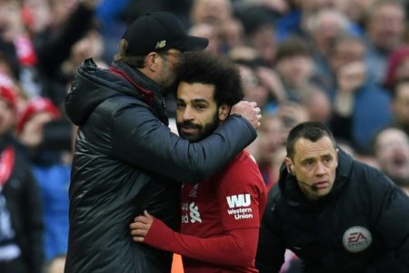 Jurgen Klopp (I), abraza al mediocampista egipcio del Liverpool Mohamed Salah después del partido de la Premier League 
