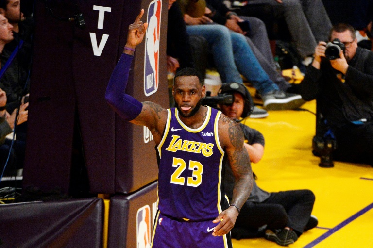 LeBron James supera a su majestad Jordan pero los Lakers pierden