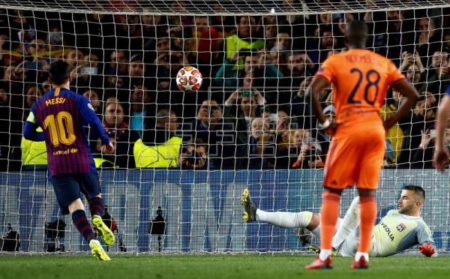 Leo Messi (i), del FC Barcelona, consigue el primer gol de su equipo de penalti