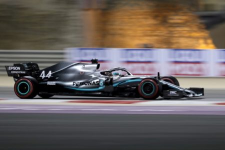 Lewis Hamilton, conduce su automóvil durante el Gran Premio de Fórmula Uno de Bahrein