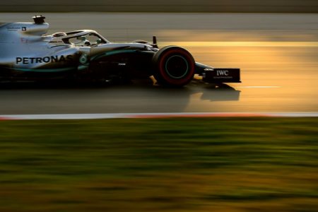 Lewis Hamilton conduce su bólido Mercedes durante unos ensayos de la pretemporada de Fórmula 1