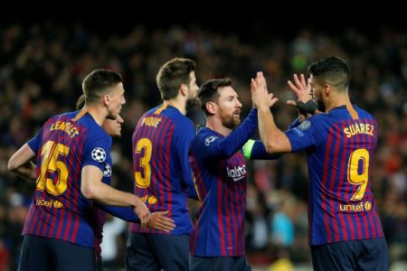 Lionel Messi (2D) celebra con su par uruguayo Luis Suárez, luego de anotar durante los octavos de final