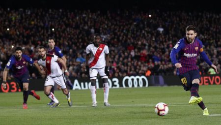 Lionel Messi da la voltereta al juego contra el Rayo. Foto AP