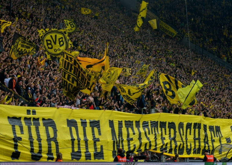 Los fanáticos del Borussia Dortmund celebra a su equipo tras la victoria en el partido de la Bundesliga