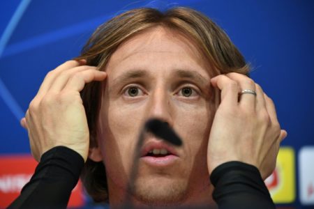 Luka Modric se atusa el cabello durante la rueda de prensa