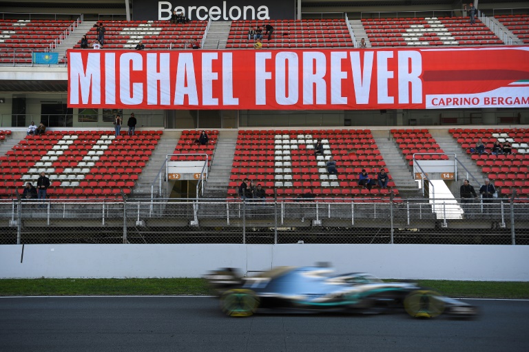 Michael para siempre, se lee en una pancarta dedicada al piloto de Fórmula 1 Michael Schumacher durante unas pruebas en el Circuit de Catalunya