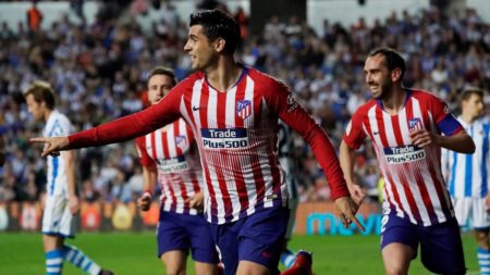 Morientes celebra un gol de Atlético contra la Real Sociedad. Foto EFE