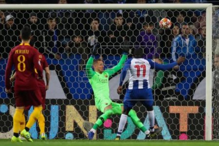 Moussa Marega (d) del Porto anota un gol ante la Roma este miércoles