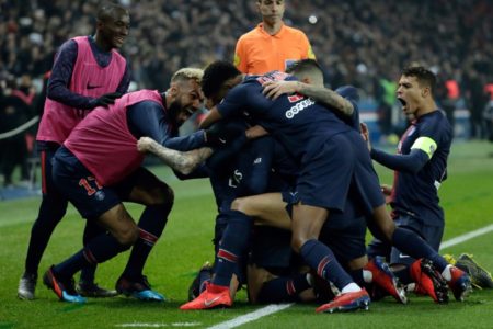 Paris Saint-Germain celebran un gol marcado al Olympique de Marsella