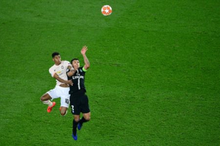 Rashford (izq) salta con Thiago Silva a por un balón aéreo durante el partido de octavos de final de la Liga de Campeones