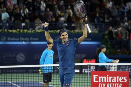 Roger Federer celebra el 100º título de su carrera, al vencer al griego Stefanos Tsitsipas