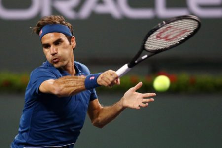 Roger Federer responde la pelota a Stan Wawrinka en un duelo de suizos