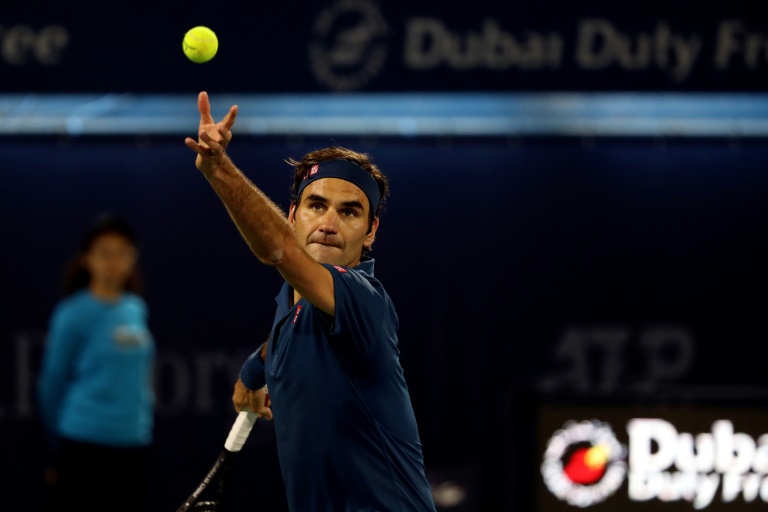 Federer sigue acosando a los líderes de la ATP gracias a su título 100