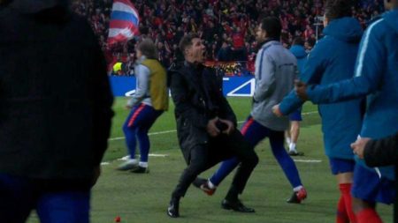 Diego Simeone fue multado por un gesto muy parecido al de CR7. Foto EFE