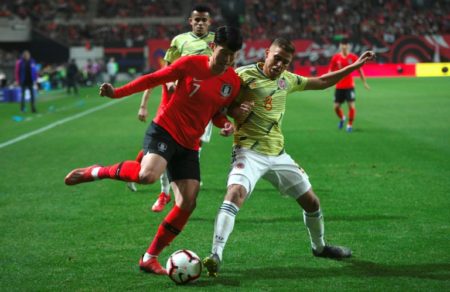 Son Heung-min (I) pelea por la pelota con el colombiano Gustavo Cuellar