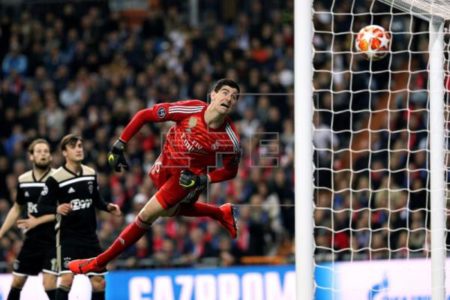 Thibaut Courtois recibe el cuarto gol ante el Ajax